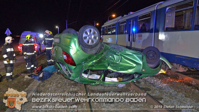 20190212 Pkw prallt beim Überqueren einer ampelgeregelten Bahnkreuzung in Möllersdorf gegen eine herankomende Garnitur der Badner Bahn Foto: © Stefan Schneider 20190212 Pkw prallt beim Überqueren einer ampelgeregelten Bahnkreuzung in Möllersdorf gegen eine herankomende Garnitur der Badner Bahn Foto: © Stefan Schneider