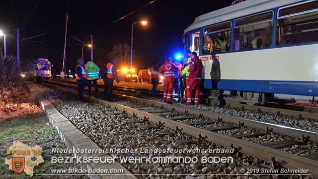 20190212 Pkw prallt beim Überqueren einer ampelgeregelten Bahnkreuzung in Möllersdorf gegen eine herankomende Garnitur der Badner Bahn Foto: © Stefan Schneider 20190212 Pkw prallt beim Überqueren einer ampelgeregelten Bahnkreuzung in Möllersdorf gegen eine herankomende Garnitur der Badner Bahn Foto: © Stefan Schneider