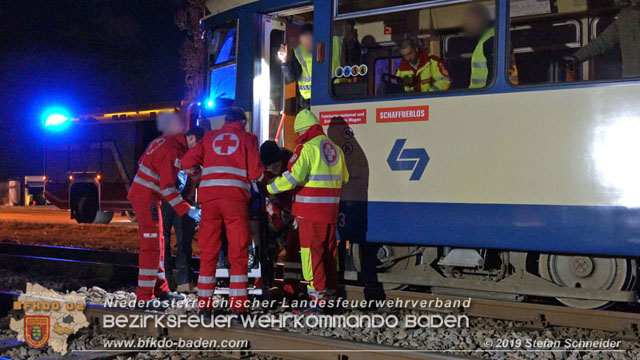 20190212 Pkw prallt beim Überqueren einer ampelgeregelten Bahnkreuzung in Möllersdorf gegen eine herankomende Garnitur der Badner Bahn Foto: © Stefan Schneider 20190212 Pkw prallt beim Überqueren einer ampelgeregelten Bahnkreuzung in Möllersdorf gegen eine herankomende Garnitur der Badner Bahn Foto: © Stefan Schneider