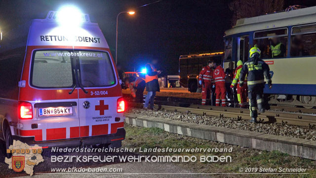 20190212 Pkw prallt beim Überqueren einer ampelgeregelten Bahnkreuzung in Möllersdorf gegen eine herankomende Garnitur der Badner Bahn Foto: © Stefan Schneider 20190212 Pkw prallt beim Überqueren einer ampelgeregelten Bahnkreuzung in Möllersdorf gegen eine herankomende Garnitur der Badner Bahn Foto: © Stefan Schneider
