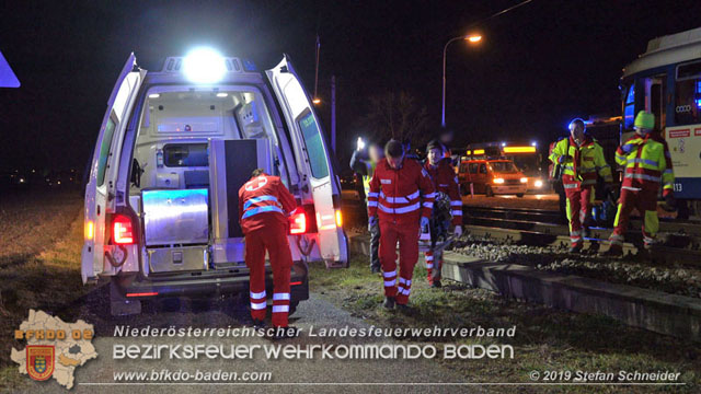 20190212 Pkw prallt beim Überqueren einer ampelgeregelten Bahnkreuzung in Möllersdorf gegen eine herankomende Garnitur der Badner Bahn Foto: © Stefan Schneider 20190212 Pkw prallt beim Überqueren einer ampelgeregelten Bahnkreuzung in Möllersdorf gegen eine herankomende Garnitur der Badner Bahn Foto: © Stefan Schneider