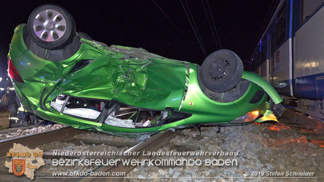 20190212 Pkw prallt beim Überqueren einer ampelgeregelten Bahnkreuzung in Möllersdorf gegen eine herankomende Garnitur der Badner Bahn Foto: © Stefan Schneider 20190212 Pkw prallt beim Überqueren einer ampelgeregelten Bahnkreuzung in Möllersdorf gegen eine herankomende Garnitur der Badner Bahn Foto: © Stefan Schneider