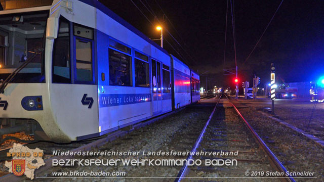 20190212 Pkw prallt beim Überqueren einer ampelgeregelten Bahnkreuzung in Möllersdorf gegen eine herankomende Garnitur der Badner Bahn Foto: © Stefan Schneider 20190212 Pkw prallt beim Überqueren einer ampelgeregelten Bahnkreuzung in Möllersdorf gegen eine herankomende Garnitur der Badner Bahn Foto: © Stefan Schneider
