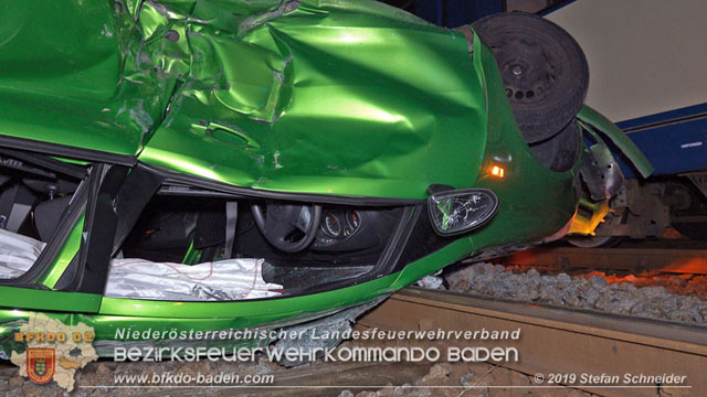 20190212 Pkw prallt beim Überqueren einer ampelgeregelten Bahnkreuzung in Möllersdorf gegen eine herankomende Garnitur der Badner Bahn Foto: © Stefan Schneider 20190212 Pkw prallt beim Überqueren einer ampelgeregelten Bahnkreuzung in Möllersdorf gegen eine herankomende Garnitur der Badner Bahn Foto: © Stefan Schneider