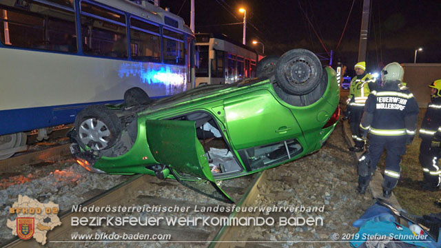 20190212 Pkw prallt beim Überqueren einer ampelgeregelten Bahnkreuzung in Möllersdorf gegen eine herankomende Garnitur der Badner Bahn Foto: © Stefan Schneider 20190212 Pkw prallt beim Überqueren einer ampelgeregelten Bahnkreuzung in Möllersdorf gegen eine herankomende Garnitur der Badner Bahn Foto: © Stefan Schneider