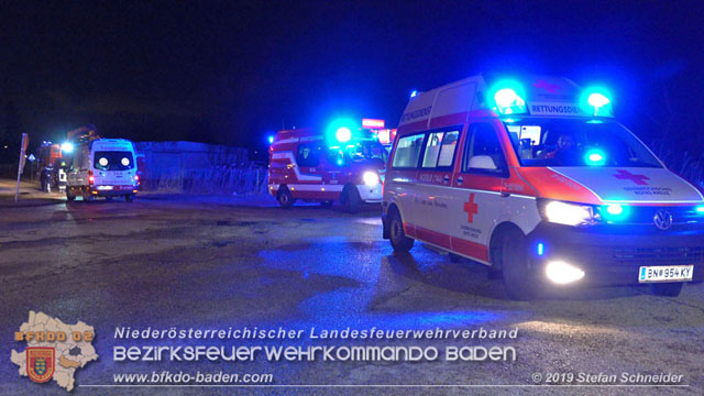 20190212 Pkw prallt beim Überqueren einer ampelgeregelten Bahnkreuzung in Möllersdorf gegen eine herankomende Garnitur der Badner Bahn  Foto: © Stefan Schneider