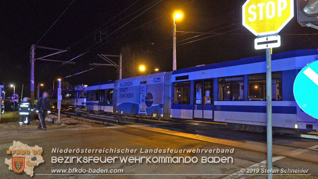 20190212 Pkw prallt beim Überqueren einer ampelgeregelten Bahnkreuzung in Möllersdorf gegen eine herankomende Garnitur der Badner Bahn Foto: © Stefan Schneider 20190212 Pkw prallt beim Überqueren einer ampelgeregelten Bahnkreuzung in Möllersdorf gegen eine herankomende Garnitur der Badner Bahn Foto: © Stefan Schneider