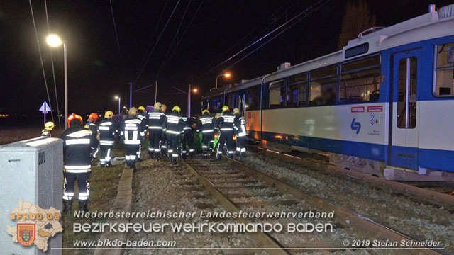 20190212 Pkw prallt beim Überqueren einer ampelgeregelten Bahnkreuzung in Möllersdorf gegen eine herankomende Garnitur der Badner Bahn Foto: © Stefan Schneider 20190212 Pkw prallt beim Überqueren einer ampelgeregelten Bahnkreuzung in Möllersdorf gegen eine herankomende Garnitur der Badner Bahn Foto: © Stefan Schneider