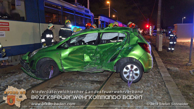 20190212 Pkw prallt beim Überqueren einer ampelgeregelten Bahnkreuzung in Möllersdorf gegen eine herankomende Garnitur der Badner Bahn Foto: © Stefan Schneider 20190212 Pkw prallt beim Überqueren einer ampelgeregelten Bahnkreuzung in Möllersdorf gegen eine herankomende Garnitur der Badner Bahn Foto: © Stefan Schneider