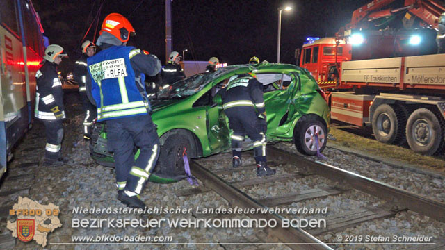 20190212 Pkw prallt beim Überqueren einer ampelgeregelten Bahnkreuzung in Möllersdorf gegen eine herankomende Garnitur der Badner Bahn Foto: © Stefan Schneider 20190212 Pkw prallt beim Überqueren einer ampelgeregelten Bahnkreuzung in Möllersdorf gegen eine herankomende Garnitur der Badner Bahn Foto: © Stefan Schneider