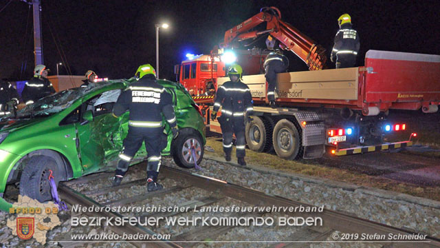 20190212 Pkw prallt beim Überqueren einer ampelgeregelten Bahnkreuzung in Möllersdorf gegen eine herankomende Garnitur der Badner Bahn Foto: © Stefan Schneider 20190212 Pkw prallt beim Überqueren einer ampelgeregelten Bahnkreuzung in Möllersdorf gegen eine herankomende Garnitur der Badner Bahn Foto: © Stefan Schneider