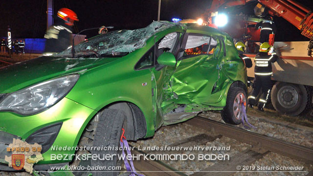 20190212 Pkw prallt beim Überqueren einer ampelgeregelten Bahnkreuzung in Möllersdorf gegen eine herankomende Garnitur der Badner Bahn Foto: © Stefan Schneider 20190212 Pkw prallt beim Überqueren einer ampelgeregelten Bahnkreuzung in Möllersdorf gegen eine herankomende Garnitur der Badner Bahn Foto: © Stefan Schneider