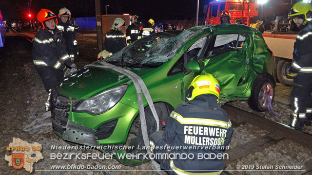 20190212 Pkw prallt beim Überqueren einer ampelgeregelten Bahnkreuzung in Möllersdorf gegen eine herankomende Garnitur der Badner Bahn Foto: © Stefan Schneider 20190212 Pkw prallt beim Überqueren einer ampelgeregelten Bahnkreuzung in Möllersdorf gegen eine herankomende Garnitur der Badner Bahn Foto: © Stefan Schneider