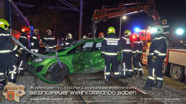 20190212 Pkw prallt beim Überqueren einer ampelgeregelten Bahnkreuzung in Möllersdorf gegen eine herankomende Garnitur der Badner Bahn Foto: © Stefan Schneider 20190212 Pkw prallt beim Überqueren einer ampelgeregelten Bahnkreuzung in Möllersdorf gegen eine herankomende Garnitur der Badner Bahn Foto: © Stefan Schneider