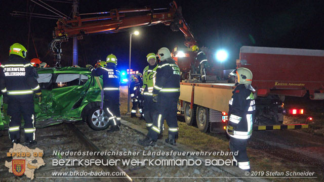 20190212 Pkw prallt beim Überqueren einer ampelgeregelten Bahnkreuzung in Möllersdorf gegen eine herankomende Garnitur der Badner Bahn Foto: © Stefan Schneider 20190212 Pkw prallt beim Überqueren einer ampelgeregelten Bahnkreuzung in Möllersdorf gegen eine herankomende Garnitur der Badner Bahn Foto: © Stefan Schneider