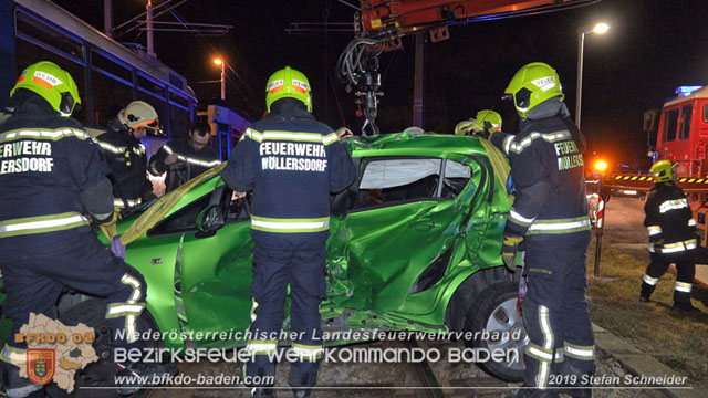 20190212 Pkw prallt beim Überqueren einer ampelgeregelten Bahnkreuzung in Möllersdorf gegen eine herankomende Garnitur der Badner Bahn Foto: © Stefan Schneider 20190212 Pkw prallt beim Überqueren einer ampelgeregelten Bahnkreuzung in Möllersdorf gegen eine herankomende Garnitur der Badner Bahn Foto: © Stefan Schneider