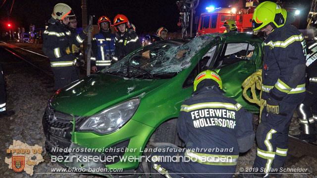 20190212 Pkw prallt beim Überqueren einer ampelgeregelten Bahnkreuzung in Möllersdorf gegen eine herankomende Garnitur der Badner Bahn Foto: © Stefan Schneider 20190212 Pkw prallt beim Überqueren einer ampelgeregelten Bahnkreuzung in Möllersdorf gegen eine herankomende Garnitur der Badner Bahn Foto: © Stefan Schneider