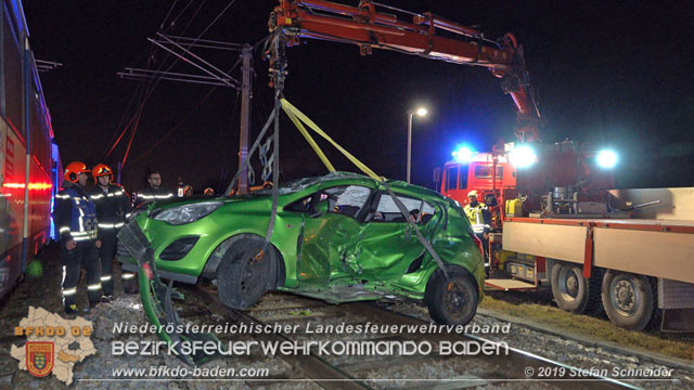 20190212 Pkw prallt beim Überqueren einer ampelgeregelten Bahnkreuzung in Möllersdorf gegen eine herankomende Garnitur der Badner Bahn Foto: © Stefan Schneider 20190212 Pkw prallt beim Überqueren einer ampelgeregelten Bahnkreuzung in Möllersdorf gegen eine herankomende Garnitur der Badner Bahn Foto: © Stefan Schneider