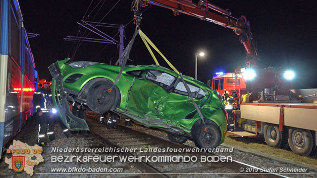 20190212 Pkw prallt beim Überqueren einer ampelgeregelten Bahnkreuzung in Möllersdorf gegen eine herankomende Garnitur der Badner Bahn Foto: © Stefan Schneider 20190212 Pkw prallt beim Überqueren einer ampelgeregelten Bahnkreuzung in Möllersdorf gegen eine herankomende Garnitur der Badner Bahn Foto: © Stefan Schneider