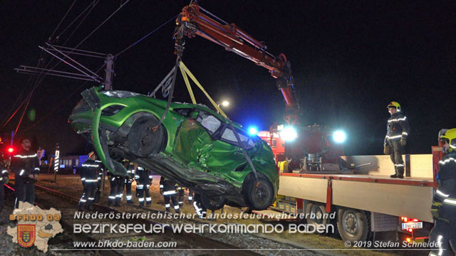 20190212 Pkw prallt beim Überqueren einer ampelgeregelten Bahnkreuzung in Möllersdorf gegen eine herankomende Garnitur der Badner Bahn Foto: © Stefan Schneider 20190212 Pkw prallt beim Überqueren einer ampelgeregelten Bahnkreuzung in Möllersdorf gegen eine herankomende Garnitur der Badner Bahn Foto: © Stefan Schneider