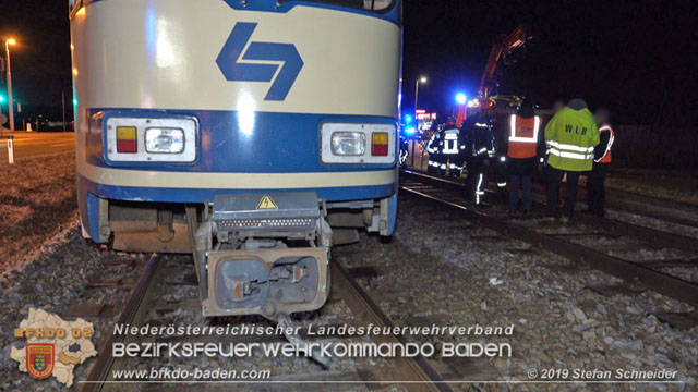 20190212 Pkw prallt beim Überqueren einer ampelgeregelten Bahnkreuzung in Möllersdorf gegen eine herankomende Garnitur der Badner Bahn Foto: © Stefan Schneider 20190212 Pkw prallt beim Überqueren einer ampelgeregelten Bahnkreuzung in Möllersdorf gegen eine herankomende Garnitur der Badner Bahn Foto: © Stefan Schneider