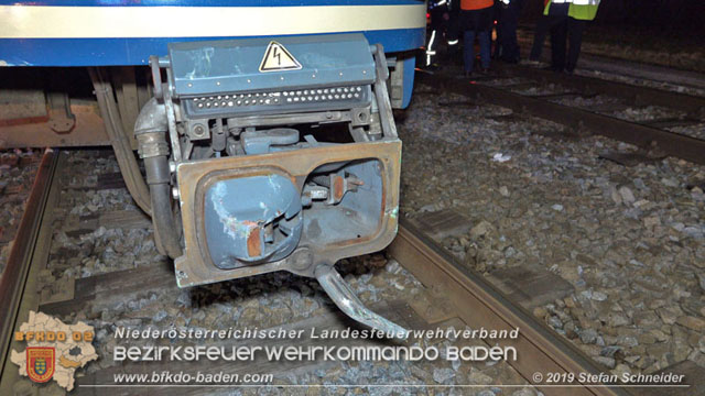 20190212 Pkw prallt beim Überqueren einer ampelgeregelten Bahnkreuzung in Möllersdorf gegen eine herankomende Garnitur der Badner Bahn Foto: © Stefan Schneider 20190212 Pkw prallt beim Überqueren einer ampelgeregelten Bahnkreuzung in Möllersdorf gegen eine herankomende Garnitur der Badner Bahn Foto: © Stefan Schneider
