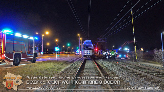 20190212 Pkw prallt beim Überqueren einer ampelgeregelten Bahnkreuzung in Möllersdorf gegen eine herankomende Garnitur der Badner Bahn Foto: © Stefan Schneider 20190212 Pkw prallt beim Überqueren einer ampelgeregelten Bahnkreuzung in Möllersdorf gegen eine herankomende Garnitur der Badner Bahn Foto: © Stefan Schneider