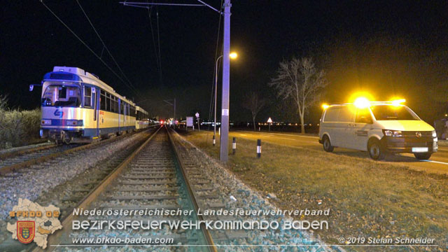 20190212 Pkw prallt beim Überqueren einer ampelgeregelten Bahnkreuzung in Möllersdorf gegen eine herankomende Garnitur der Badner Bahn Foto: © Stefan Schneider 20190212 Pkw prallt beim Überqueren einer ampelgeregelten Bahnkreuzung in Möllersdorf gegen eine herankomende Garnitur der Badner Bahn Foto: © Stefan Schneider