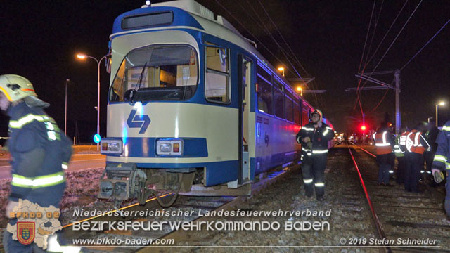 20190212 Pkw prallt beim Überqueren einer ampelgeregelten Bahnkreuzung in Möllersdorf gegen eine herankomende Garnitur der Badner Bahn Foto: © Stefan Schneider 20190212 Pkw prallt beim Überqueren einer ampelgeregelten Bahnkreuzung in Möllersdorf gegen eine herankomende Garnitur der Badner Bahn Foto: © Stefan Schneider