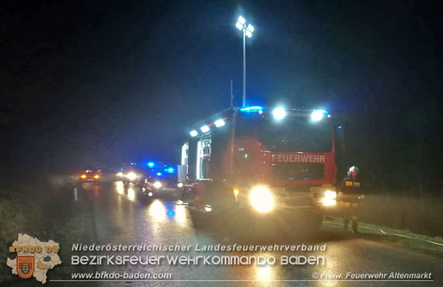 20190328 Schwerer Unfall mit Traktor-Gespann auf der L127 bei St. Corona am Schöpfl Foto: © FF Altenmarkt a.d.Triesting 20190328 Schwerer Unfall mit Traktor-Gespann auf der L127 bei St. Corona am Schöpfl Foto: © FF Altenmarkt a.d.Triesting