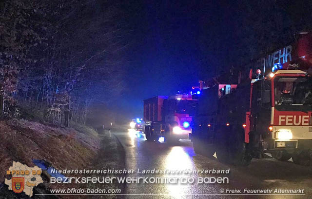 20190328 Schwerer Unfall mit Traktor-Gespann auf der L127 bei St. Corona am Schöpfl Foto: © FF Altenmarkt a.d.Triesting 20190328 Schwerer Unfall mit Traktor-Gespann auf der L127 bei St. Corona am Schöpfl Foto: © FF Altenmarkt a.d.Triesting
