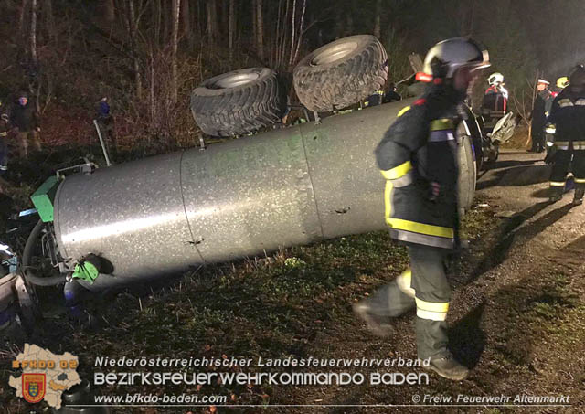 20190328 Schwerer Unfall mit Traktor-Gespann auf der L127 bei St. Corona am Schöpfl Foto: © FF Altenmarkt a.d.Triesting 20190328 Schwerer Unfall mit Traktor-Gespann auf der L127 bei St. Corona am Schöpfl Foto: © FF Altenmarkt a.d.Triesting