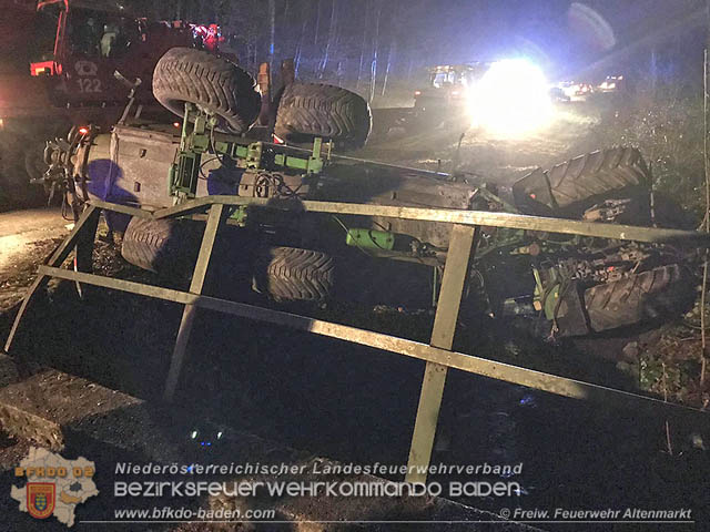 20190328 Schwerer Unfall mit Traktor-Gespann auf der L127 bei St. Corona am Schöpfl Foto: © FF Altenmarkt a.d.Triesting 20190328 Schwerer Unfall mit Traktor-Gespann auf der L127 bei St. Corona am Schöpfl Foto: © FF Altenmarkt a.d.Triesting