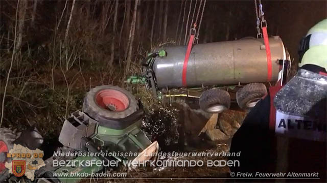 20190328 Schwerer Unfall mit Traktor-Gespann auf der L127 bei St. Corona am Schöpfl Foto: © FF Altenmarkt a.d.Triesting 20190328 Schwerer Unfall mit Traktor-Gespann auf der L127 bei St. Corona am Schöpfl Foto: © FF Altenmarkt a.d.Triesting