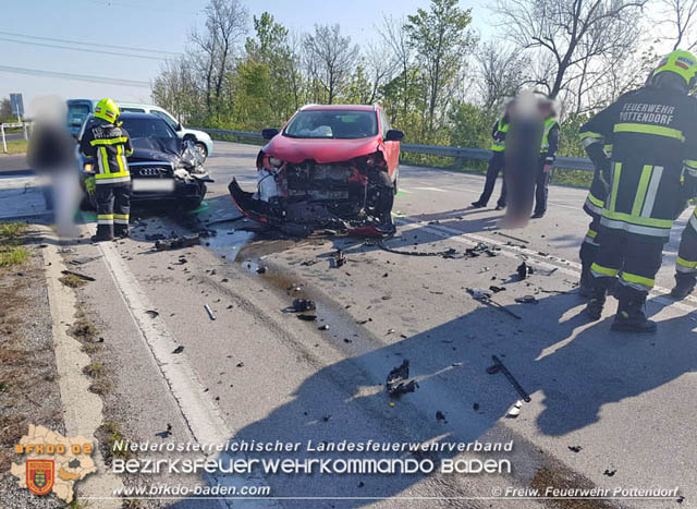 20190419 Verkehrsunfall auf der LB60 X A3 Pottendorf  Foto: © Freiwillige Feuerwehr Pottendorf