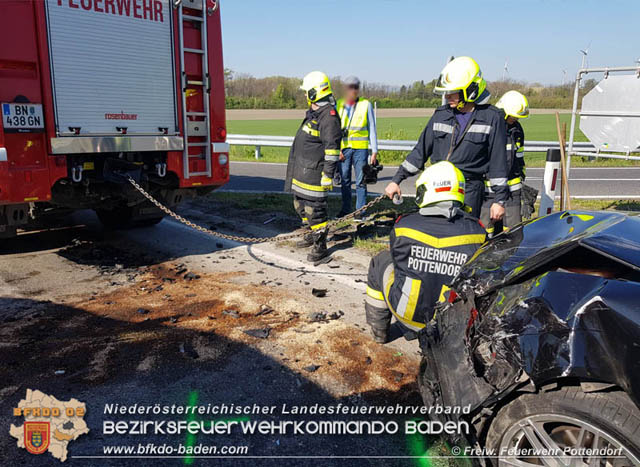 20190419 Verkehrsunfall auf der LB60 X A3 Pottendorf  Foto: © Freiwillige Feuerwehr Pottendorf