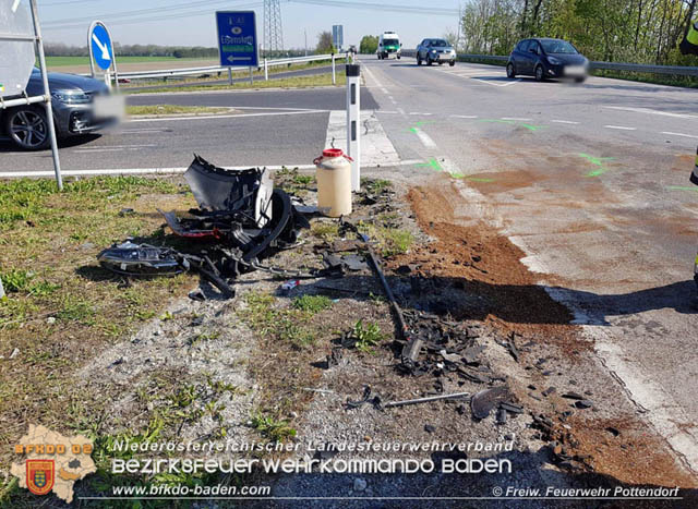 20190419 Verkehrsunfall auf der LB60 X A3 Pottendorf  Foto: © Freiwillige Feuerwehr Pottendorf