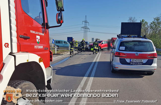 20190419 Verkehrsunfall auf der LB60 X A3 Pottendorf  Foto: © Freiwillige Feuerwehr Pottendorf