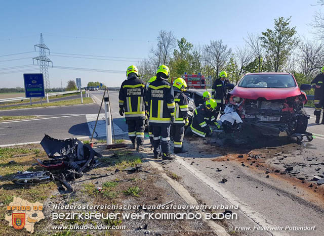 20190419 Verkehrsunfall auf der LB60 X A3 Pottendorf  Foto: © Freiwillige Feuerwehr Pottendorf