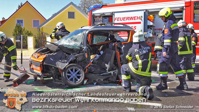 20190420 Schwerer Verkehrsunfall auf der LB212 im Ortsgebiet von Sooss Foto: © Stefan Schneider 20190420 Schwerer Verkehrsunfall auf der LB212 im Ortsgebiet von Sooss Foto: © Stefan Schneider