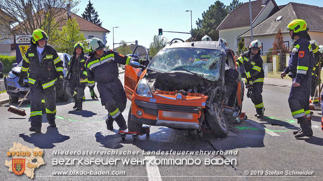 20190420 Schwerer Verkehrsunfall auf der LB212 im Ortsgebiet von Sooss Foto: © Stefan Schneider 20190420 Schwerer Verkehrsunfall auf der LB212 im Ortsgebiet von Sooss Foto: © Stefan Schneider
