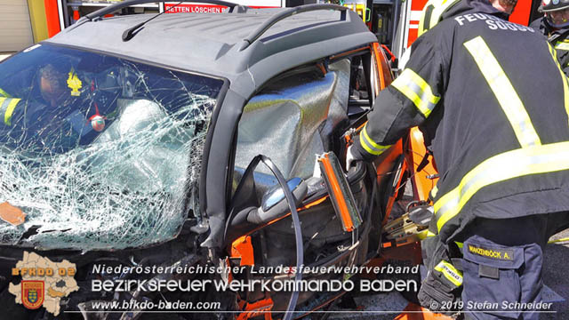 20190420 Schwerer Verkehrsunfall auf der LB212 im Ortsgebiet von Sooss Foto: © Stefan Schneider 20190420 Schwerer Verkehrsunfall auf der LB212 im Ortsgebiet von Sooss Foto: © Stefan Schneider