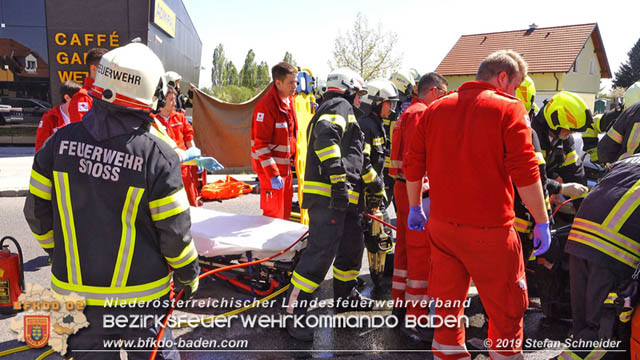20190420 Schwerer Verkehrsunfall auf der LB212 im Ortsgebiet von Sooss Foto: © Stefan Schneider 20190420 Schwerer Verkehrsunfall auf der LB212 im Ortsgebiet von Sooss Foto: © Stefan Schneider