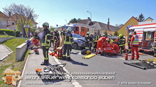 20190420 Schwerer Verkehrsunfall auf der LB212 im Ortsgebiet von Sooss Foto: © Stefan Schneider 20190420 Schwerer Verkehrsunfall auf der LB212 im Ortsgebiet von Sooss Foto: © Stefan Schneider