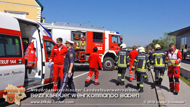 20190420 Schwerer Verkehrsunfall auf der LB212 im Ortsgebiet von Sooss Foto: © Stefan Schneider 20190420 Schwerer Verkehrsunfall auf der LB212 im Ortsgebiet von Sooss Foto: © Stefan Schneider