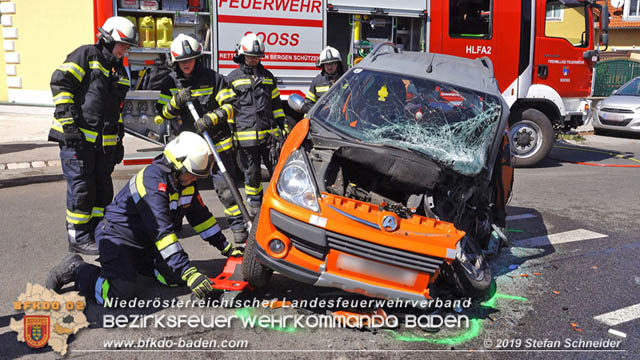 20190420 Schwerer Verkehrsunfall auf der LB212 im Ortsgebiet von Sooss Foto: © Stefan Schneider 20190420 Schwerer Verkehrsunfall auf der LB212 im Ortsgebiet von Sooss Foto: © Stefan Schneider