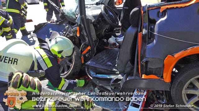 20190420 Schwerer Verkehrsunfall auf der LB212 im Ortsgebiet von Sooss Foto: © Stefan Schneider 20190420 Schwerer Verkehrsunfall auf der LB212 im Ortsgebiet von Sooss Foto: © Stefan Schneider