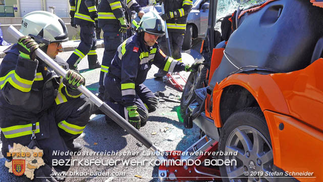 20190420 Schwerer Verkehrsunfall auf der LB212 im Ortsgebiet von Sooss Foto: © Stefan Schneider 20190420 Schwerer Verkehrsunfall auf der LB212 im Ortsgebiet von Sooss Foto: © Stefan Schneider
