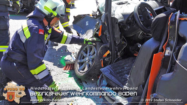 20190420 Schwerer Verkehrsunfall auf der LB212 im Ortsgebiet von Sooss Foto: © Stefan Schneider 20190420 Schwerer Verkehrsunfall auf der LB212 im Ortsgebiet von Sooss Foto: © Stefan Schneider