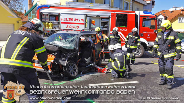 20190420 Schwerer Verkehrsunfall auf der LB212 im Ortsgebiet von Sooss Foto: © Stefan Schneider 20190420 Schwerer Verkehrsunfall auf der LB212 im Ortsgebiet von Sooss Foto: © Stefan Schneider